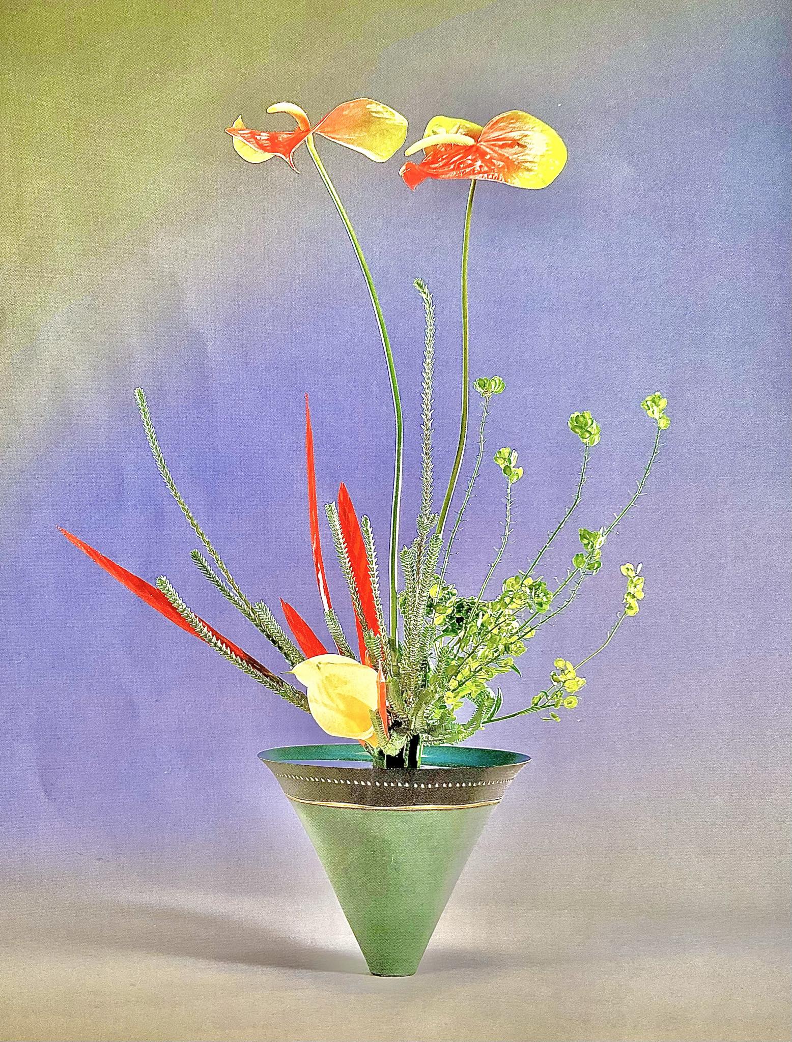 破之章· 87 著作：柴田英雄·守破離立花正風体花材：青龍葉、萩、燕子 