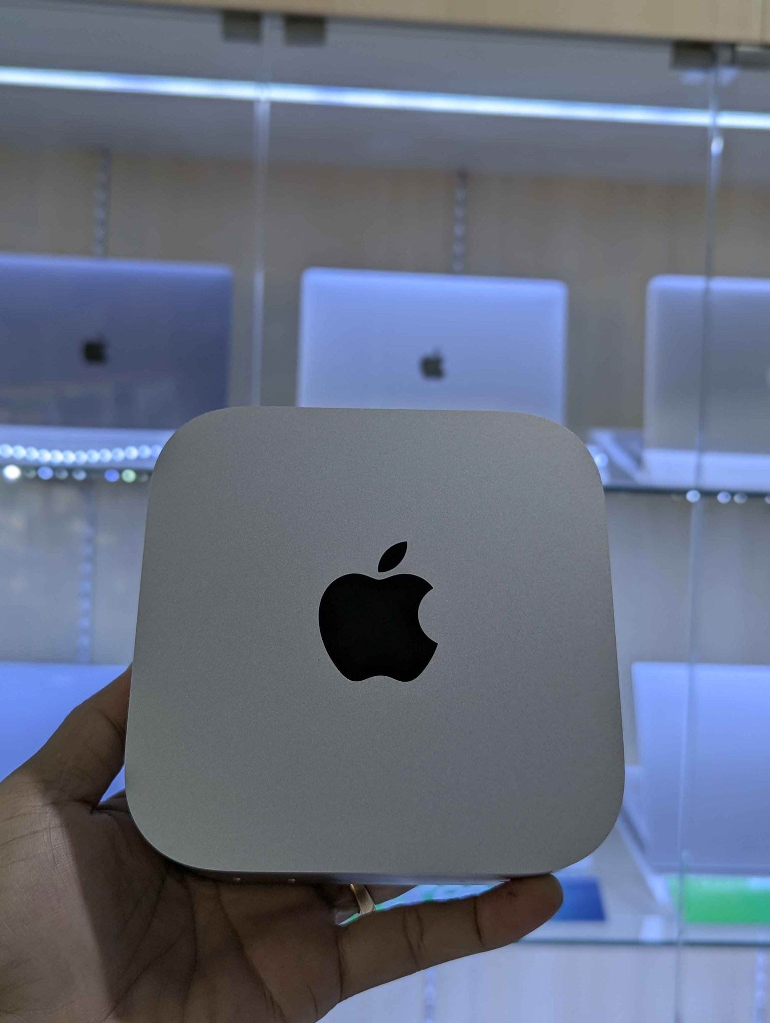Mac mini M4 look like New (still have warranty) Chip: Apple M4 CPU 