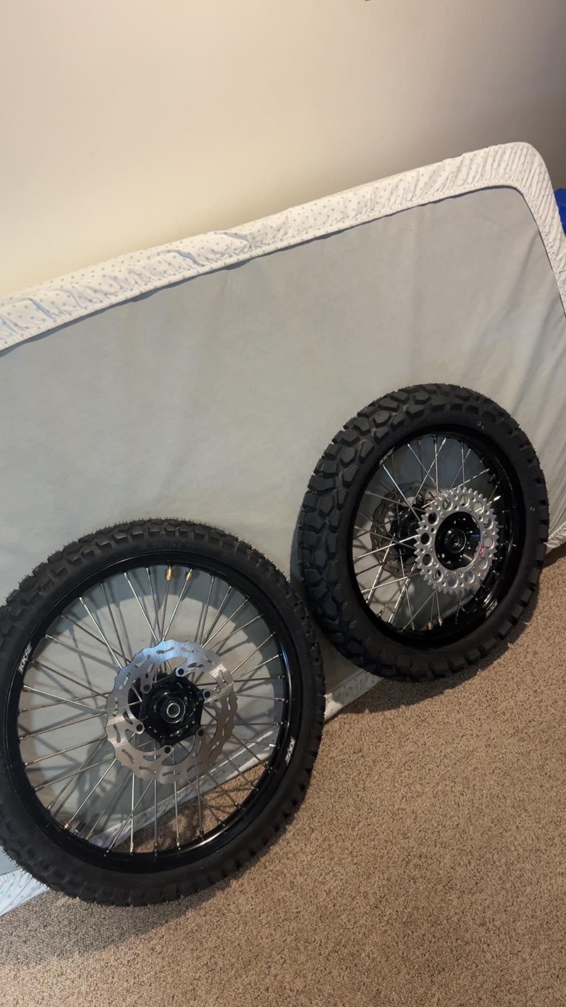 Suzuki DR-Z 400 with new Dunlop D606 and Pirelli MT21 tires