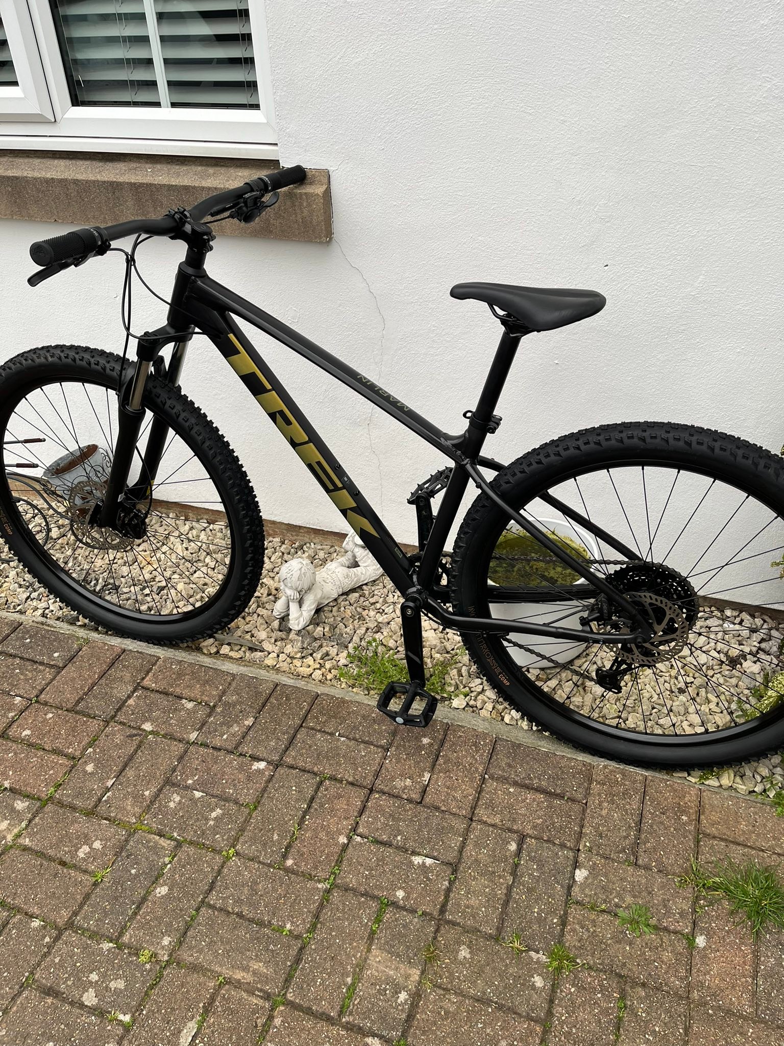 trek 29 inch bicycle 2019 Fuel EX 9.8 Mountain Bike and Bontrager Montrose Comp tires 29-Inch to 32-Inch Wheels -