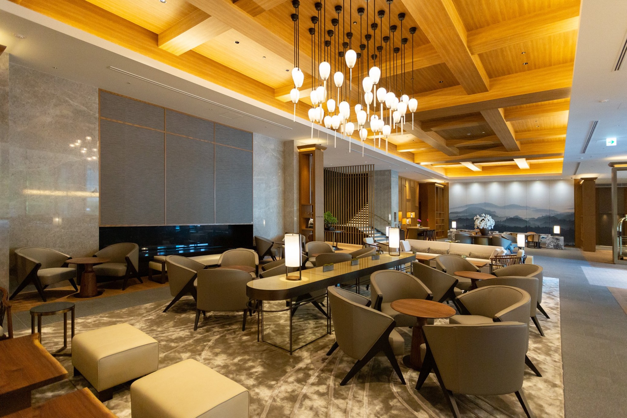 Jw Marriott Hotel Nara Flying Stag は お昼はアフタヌーンティーや芸術的なスイーツが愉しめるカフェに 夜は雰囲気 の良いバーになります 開放的なロビーの近くで様々な用途にお使いいただけます Unwind In The Relaxing And Stylish Lounge Bar Surrounded By