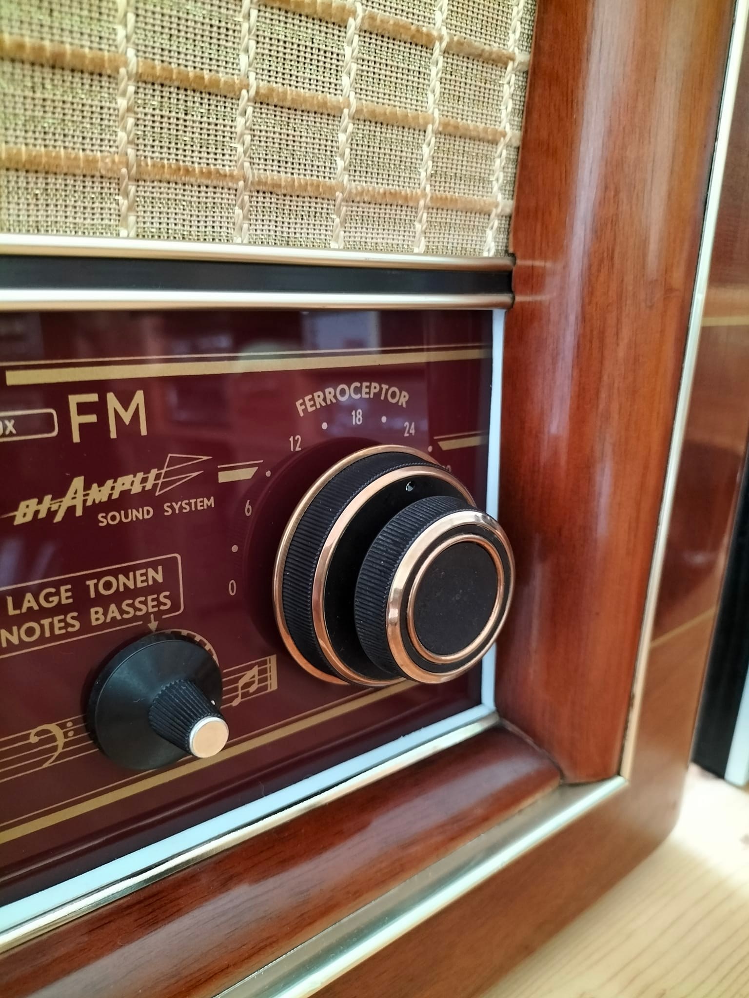 1955 PHILIPS BX750A Such a fabulous sounding radio and the