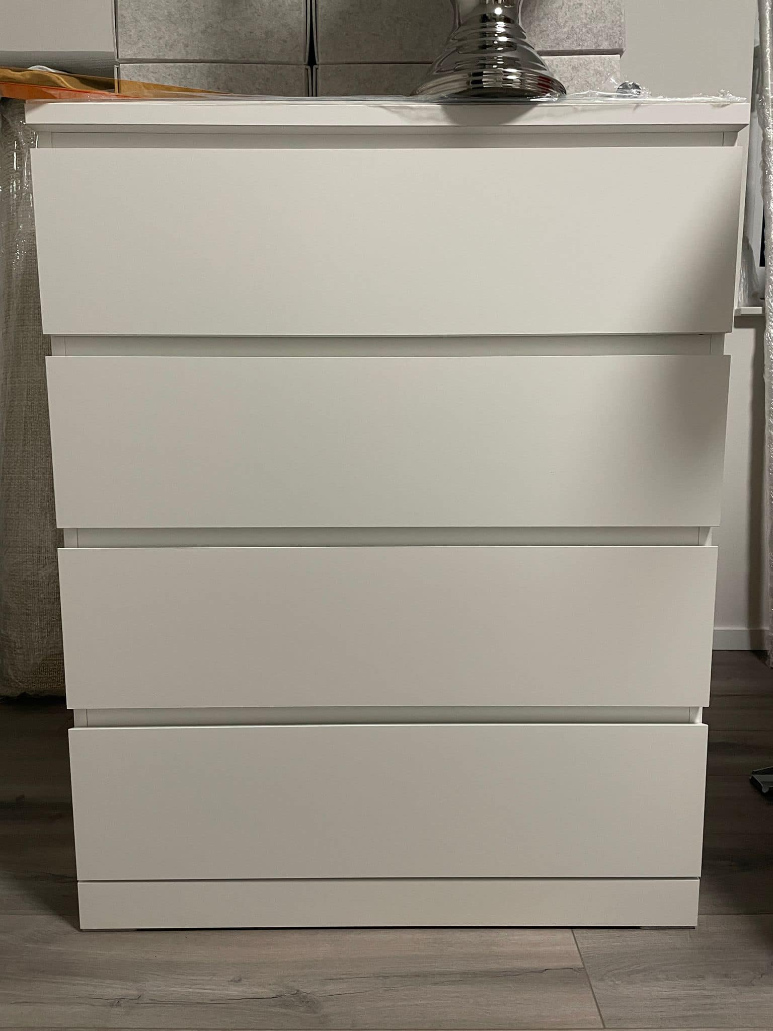 Ikea Malm Kommode mit 4 Schubladen ca. 6 Monate alt in einem sehr neuwertigen Zustand. Abzugeben wegen Umzug Maße 80x100 Preis 100€