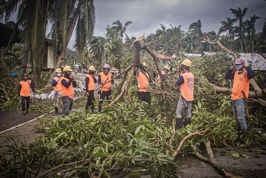 Rappler - LOOK: DPWH workers clear a highway of fallen...