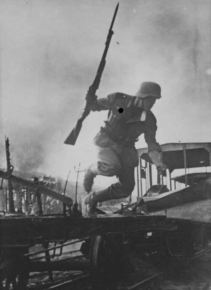CH Inam - A Historical photo A German soldier armed with a Kar 98-K ...