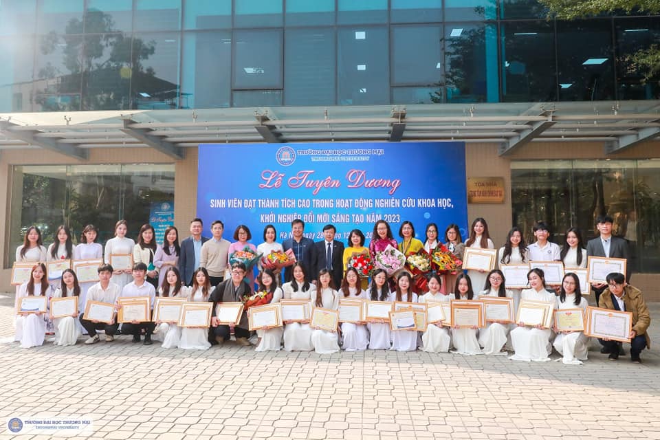 C... - SREC - CLB Sinh Viên Nghiên Cứu Khoa Học & Khởi Nghiệp