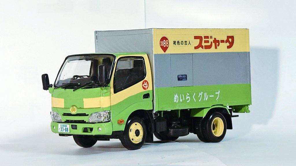 アオシマ1/32楽プラ日野デュトロ。