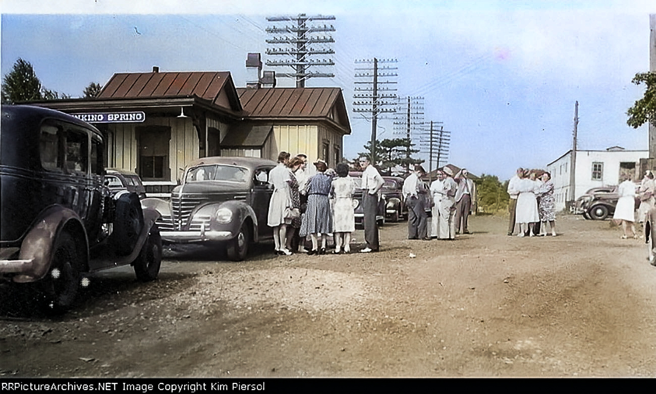 Berks - Sinking Spring Passenger Station in the 1940s [colorized] The ...