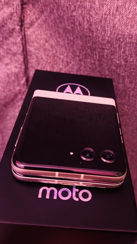 256gb Moto Razr 50s Gold -Beand New‼️