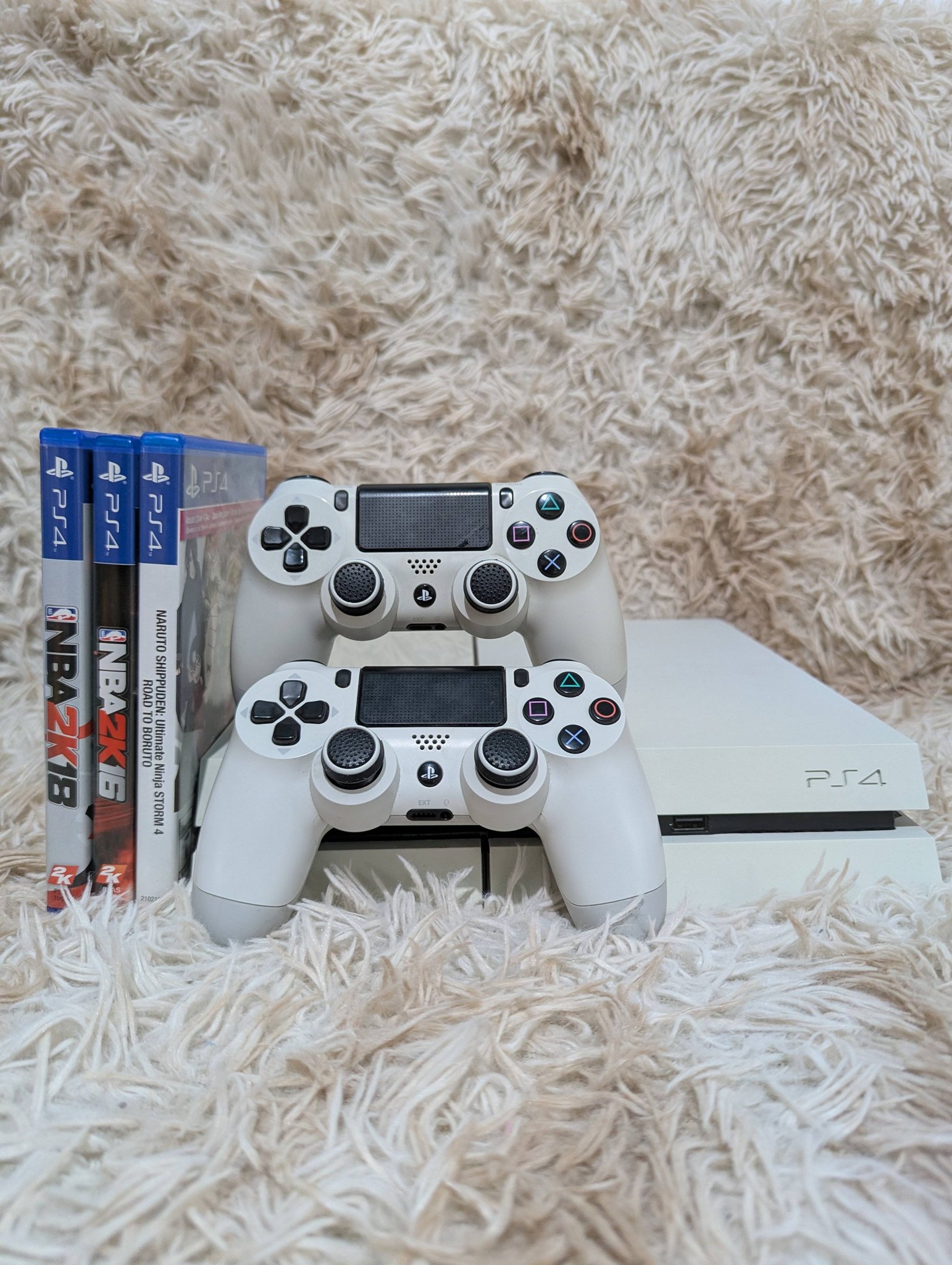 SONY CUH-1106A PS4 CONSOLE 500GB-HDD with 2 controllers lay-bye