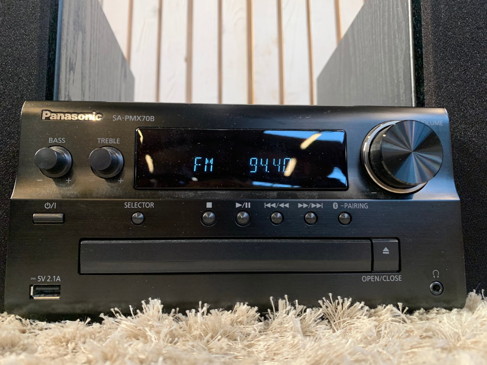 The Panasonic SC-PMX70B micro hi-fi system is a compact CD player