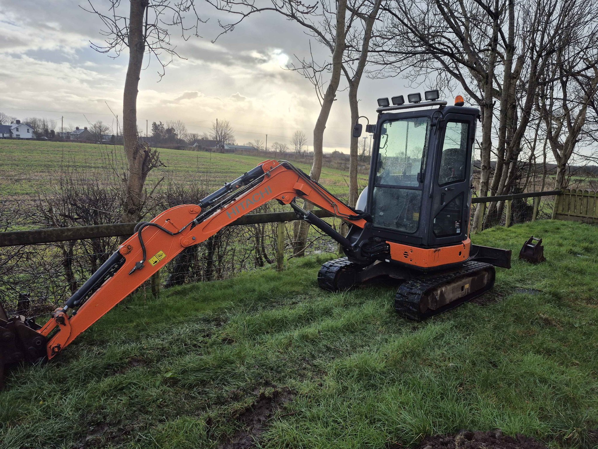 33 2016 Hitachi 33 Year 2016 5000hrs Comes with 3 buckets Hydraulic
