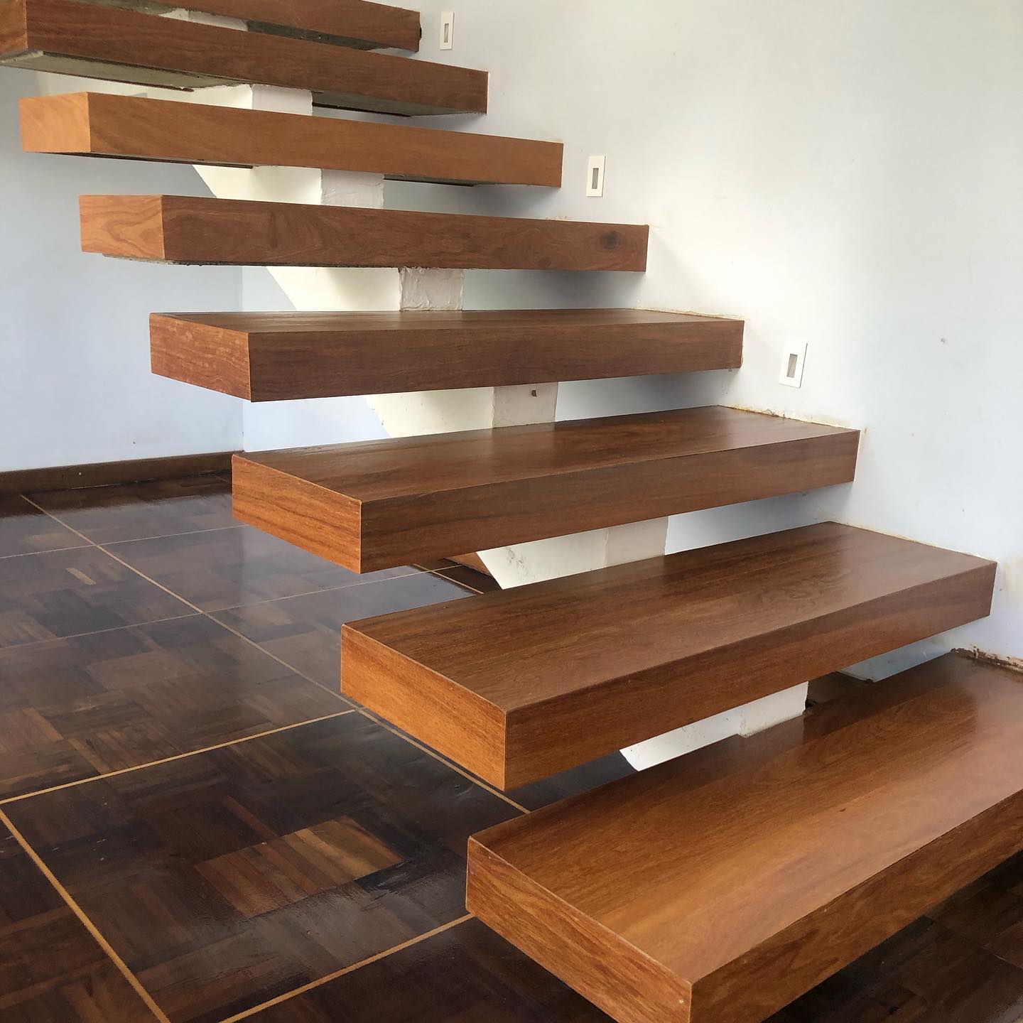 Escada envelopada com madeira... - Eurofloor Pisos e Decks