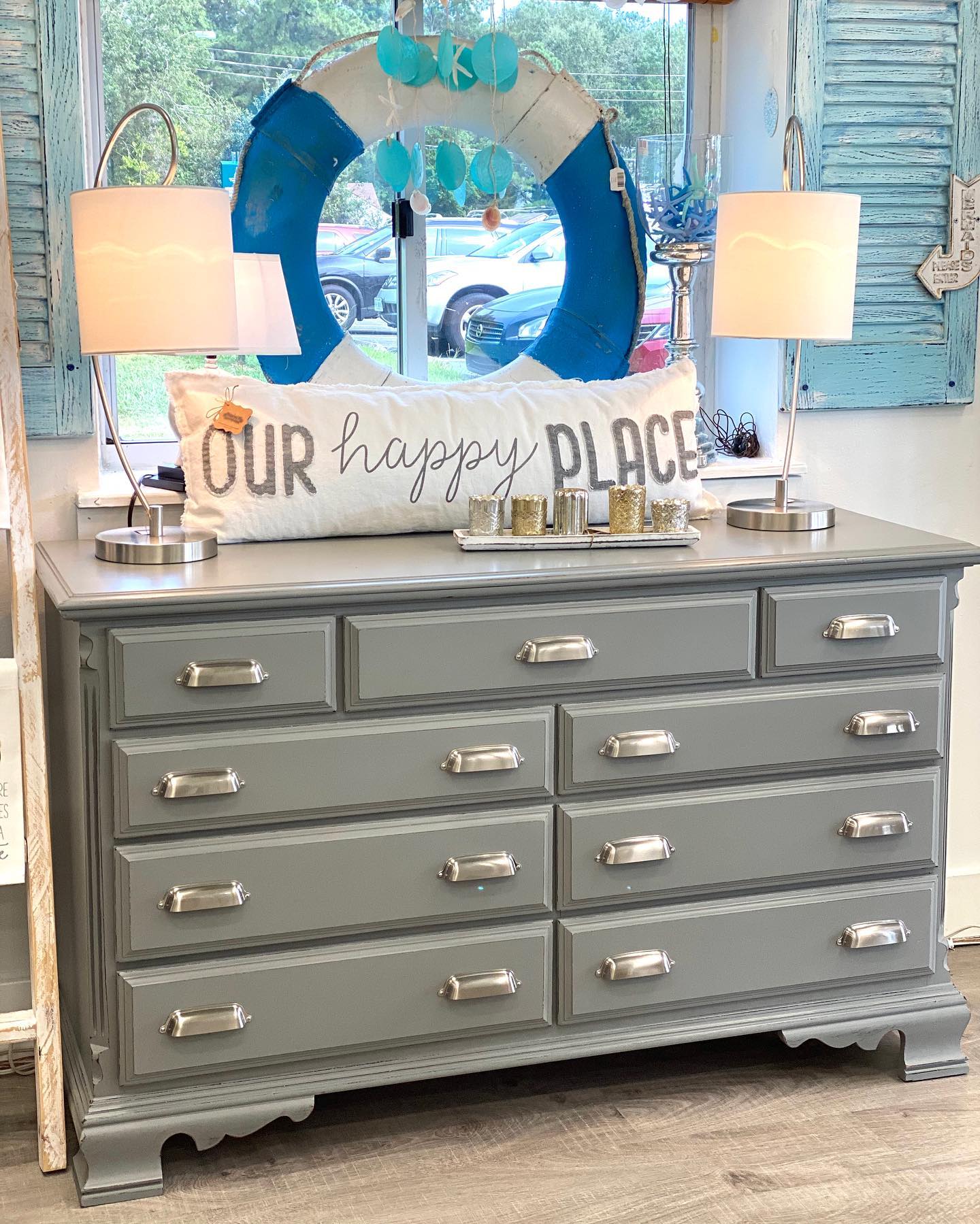 Are you a fan of the clear knobs we chose for this rustic gray dresser? Comment 🌟 5930 🌟 for all the details and free printable instructions! 👇