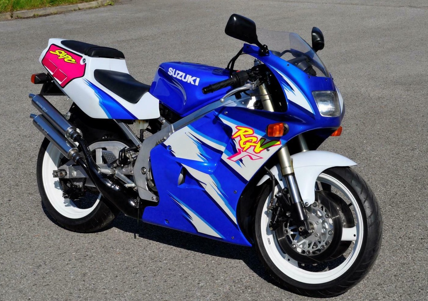 1994 Suzuki RGV250 VJ22 - Could only be from the 90's with a