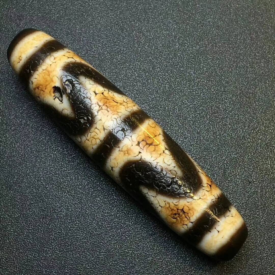 藏传虎牙天珠。 尺寸12x54.5mm 左右品相完美风化细腻、料子熟润、咬色