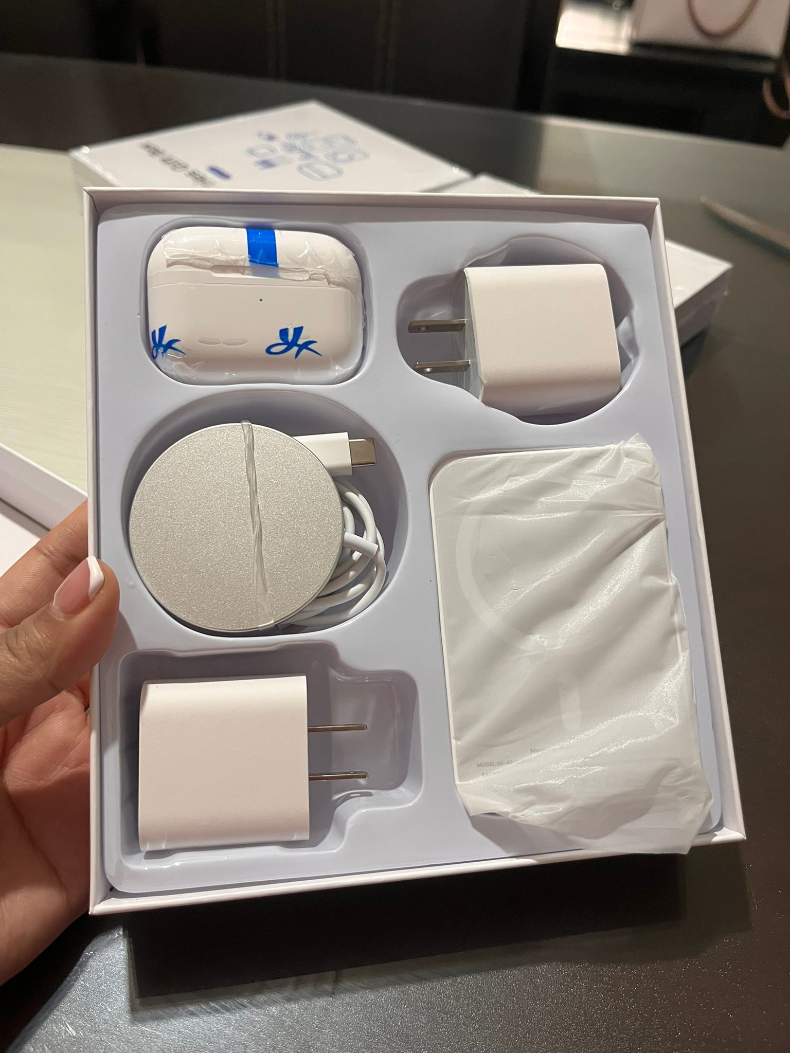 Tiene todos sus accesorios y cables y cosas extras