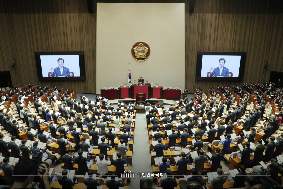 대한민국 국회 - [국회뉴스] 오늘 제21대 국회 개원식이 열렸습니다. 박병석 국회의장은 개원사를 통해... | Facebook