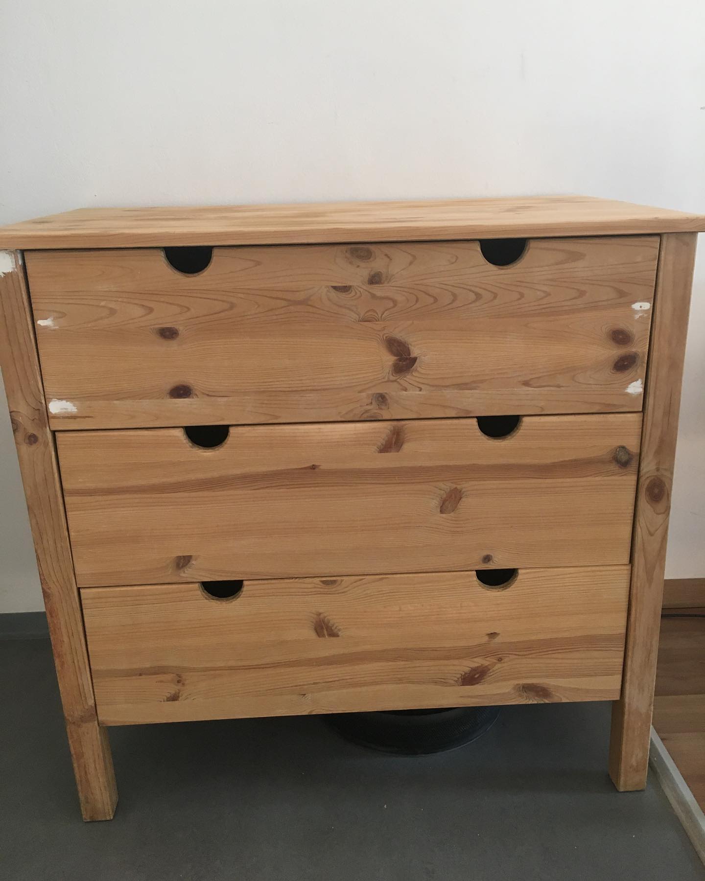 Eine weitere Holz Kommode, Bialitt aus Ikea . Sieht elegant aus , aber definitiv nicht mein Style…😂😁