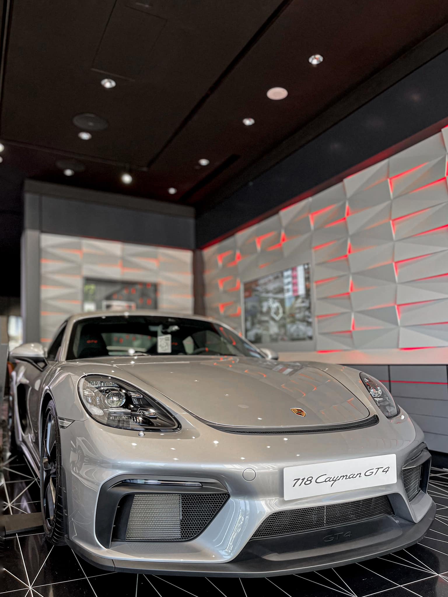 武林高手，為賽道而生 718 Cayman... - Porsche Studio Hsinchu 新竹保時捷都會概念店