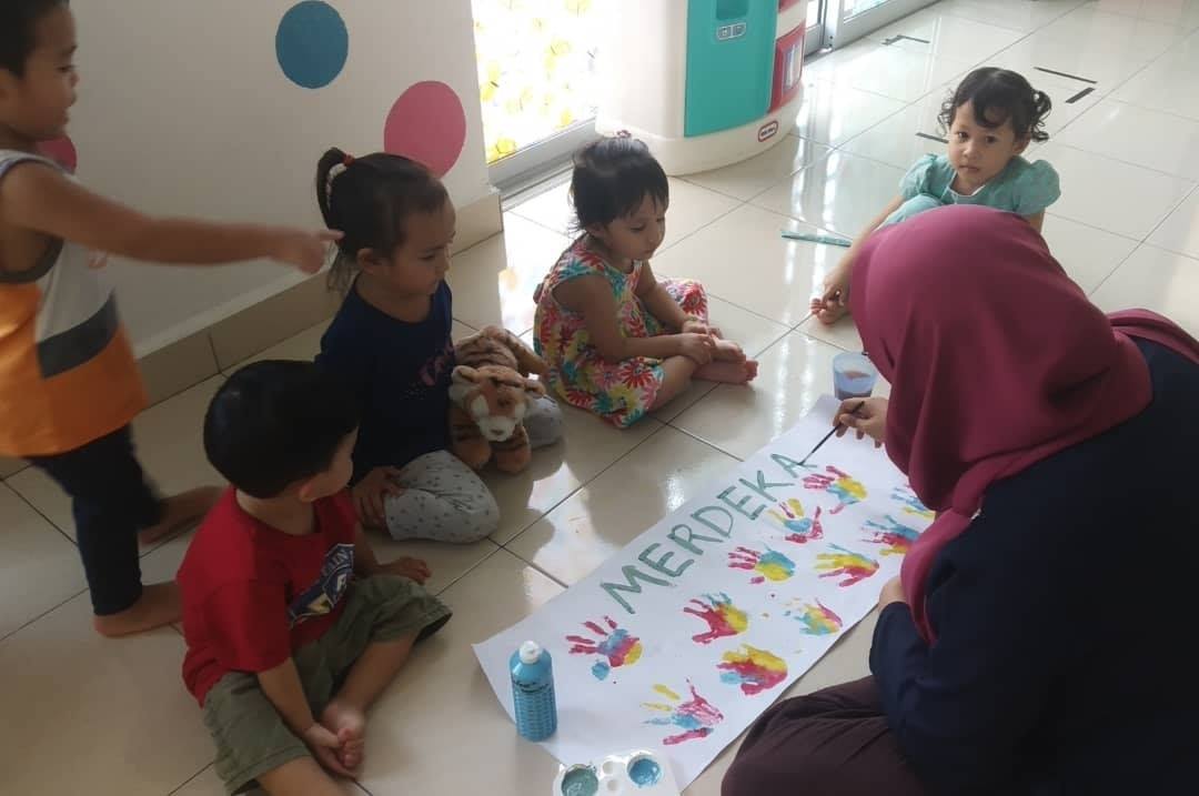 Tajuk Cop Tapak Tangan Merdeka Hari Ini Si Comel Melakukan Aktiviti Yang Sama Seperti Semalam Iaitu Aktiviti Yang Melibatkan Semangat Patriotisma Hari Ini Si Comel Diajar Tentang Warna Warna Yang Ada Di