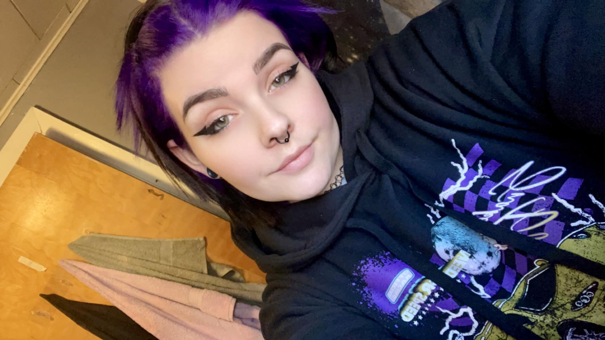 comment a purple emoji ☮️👩🏻‍🎤💟 | Zhavia