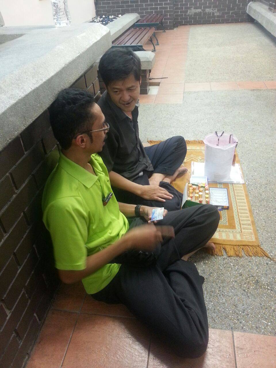 Baitulmal Maiwp Pegawai Kami Dalam Perjalanan Pulang Ke Kuala Lumpur Bertemu Dan Bertanya Khabar Seorang Asnaf Muallaf Yang Sedang Meminta Sedekah Di Surau Rnr Tapah Arah Selatan Beliau Adalah Asnaf Yang