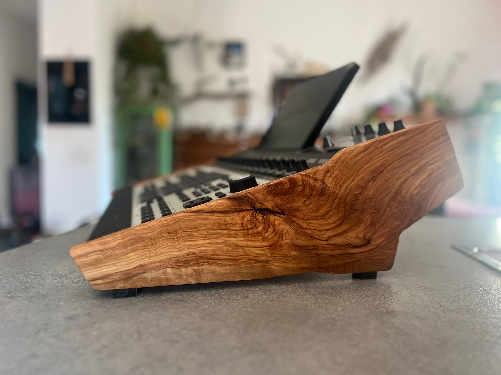 If you wonder how MPC XL will looks with the stand made from olive