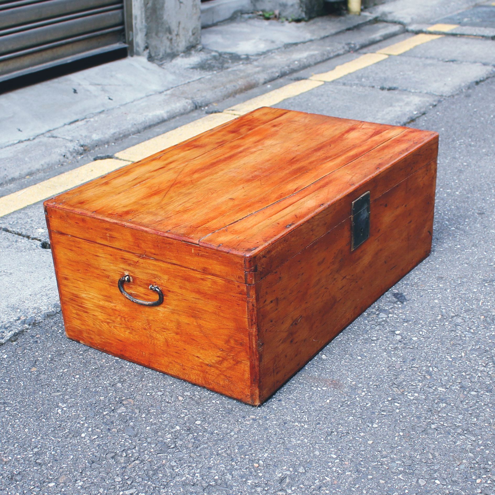 本周新品] 去漆檜木老木箱將傷痕累累的老木箱慢慢去漆打磨， 可以觸碰