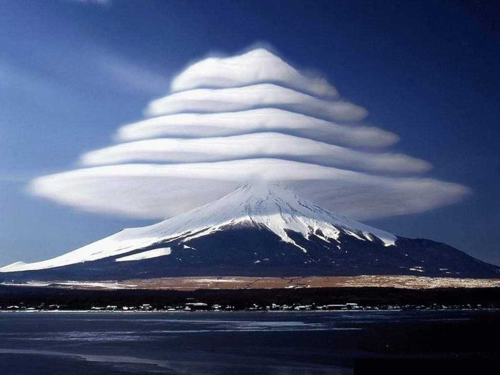 Lenticular clouds forming over Mount Fuji at twilight. 夕暮れの