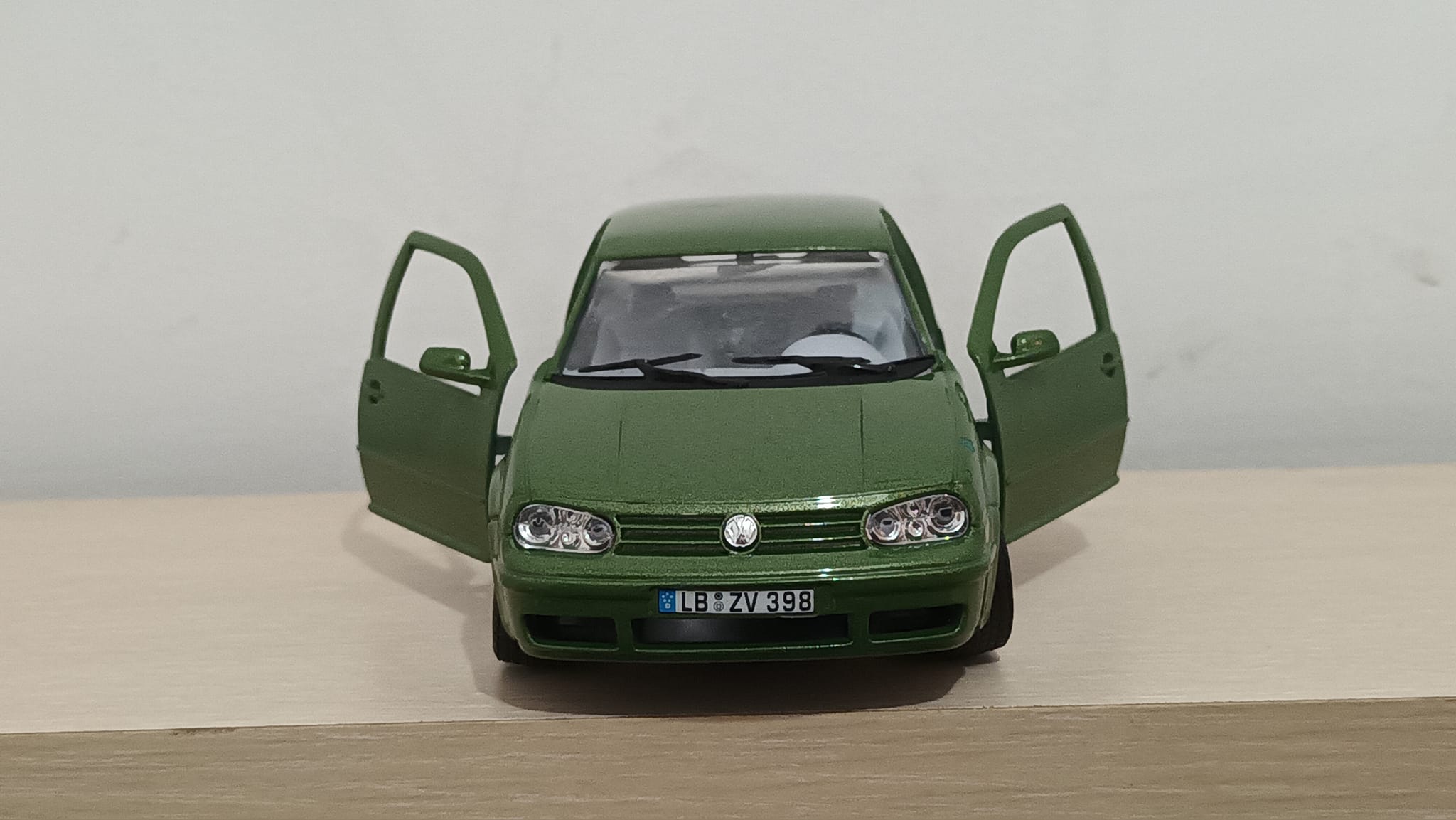 Spark Die-Cast series 1/43 VW Golf Variant 2014