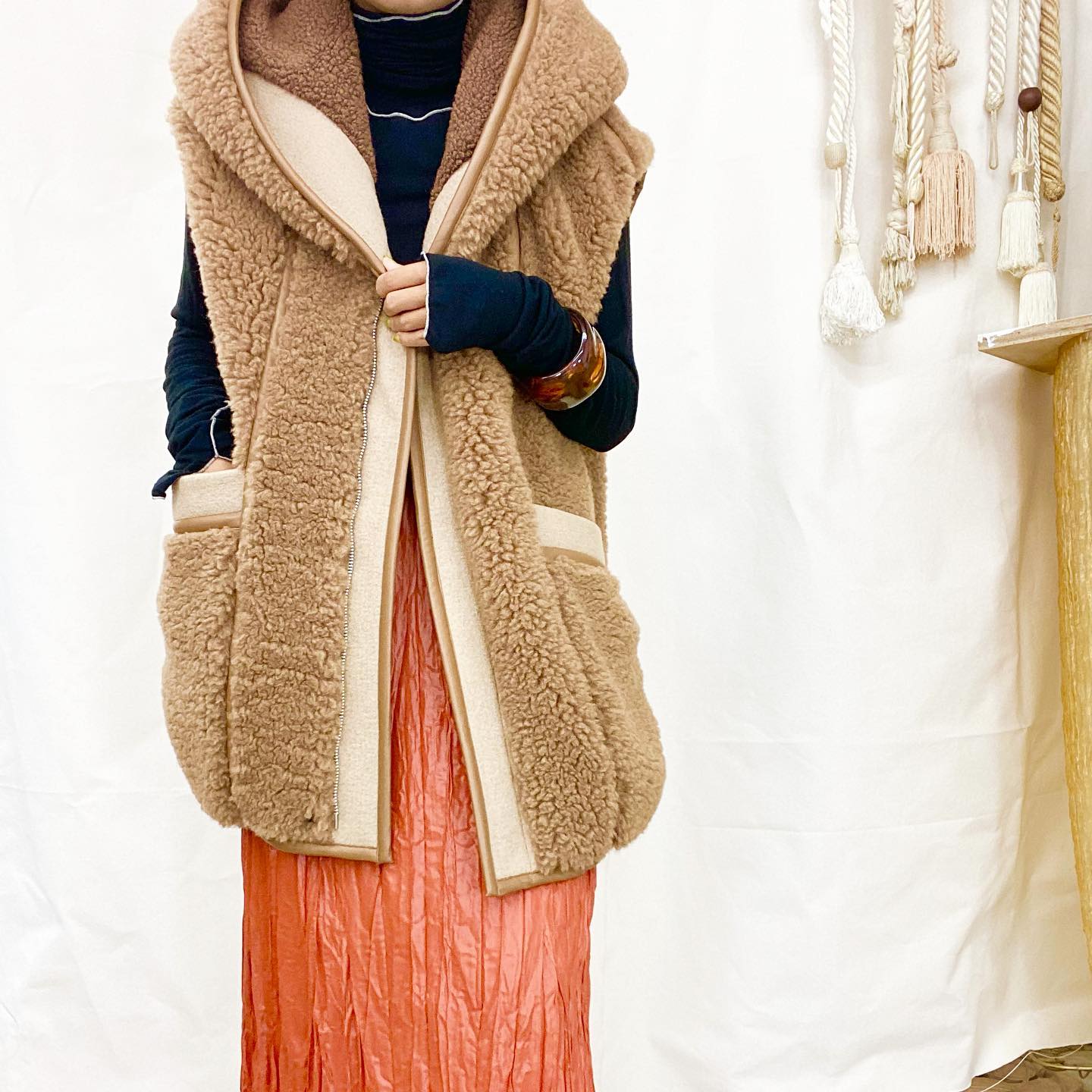 5_knot 20AW collection.贅沢なボリューム感のボアベスト。キャメル 