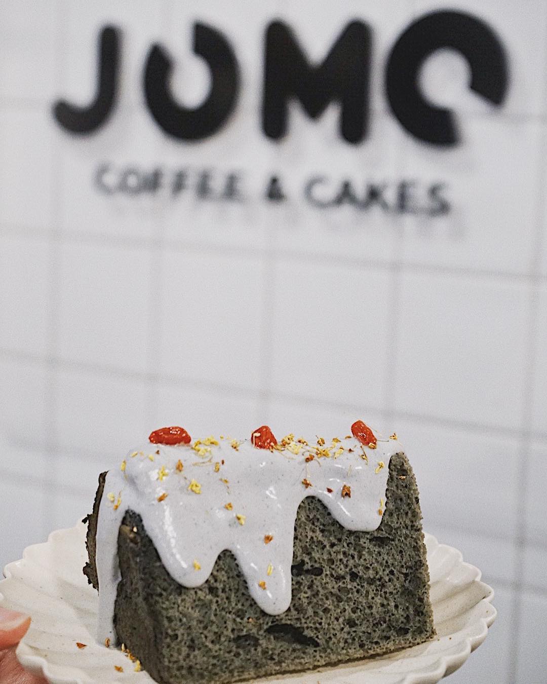 Jomo Coffee Cakes 各位早晨 今日繼續會有黑芝麻戚風蛋糕同黑糖伯爵茶戚風蛋糕提供 明天星期二係jomo 的例休日 我地星期三 26 12 會正常營業 時間係11 00 6 00pm 我地聖誕期間經已接唔到任何whole Cake 既訂單啦 抱歉 但店內會提供件裝蛋糕外賣 各位merry