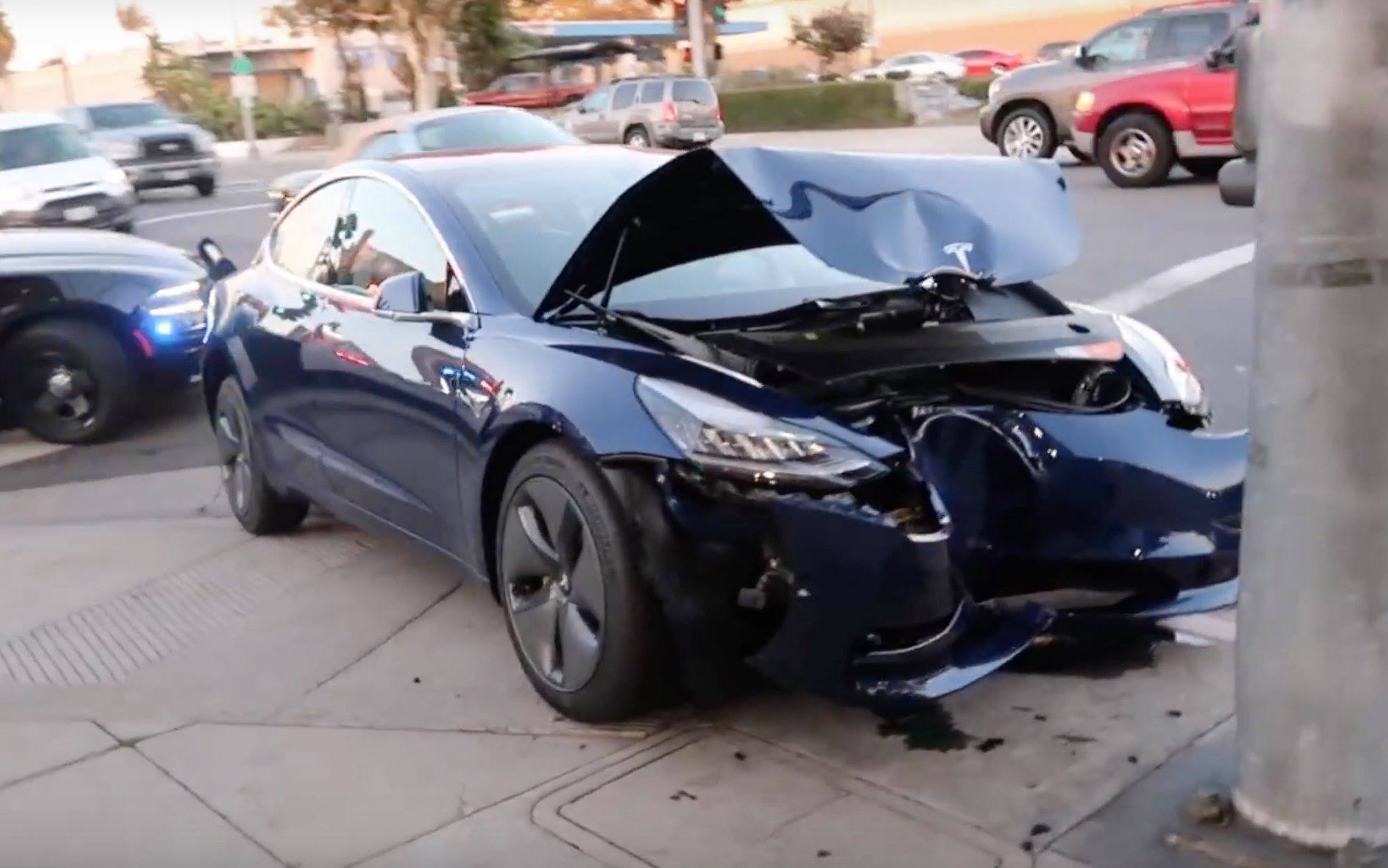 Model 3 車主俱樂部 - Model 3正面迎撞燈柱後，現身報廢拍賣場。 2017/12製造，VIN...