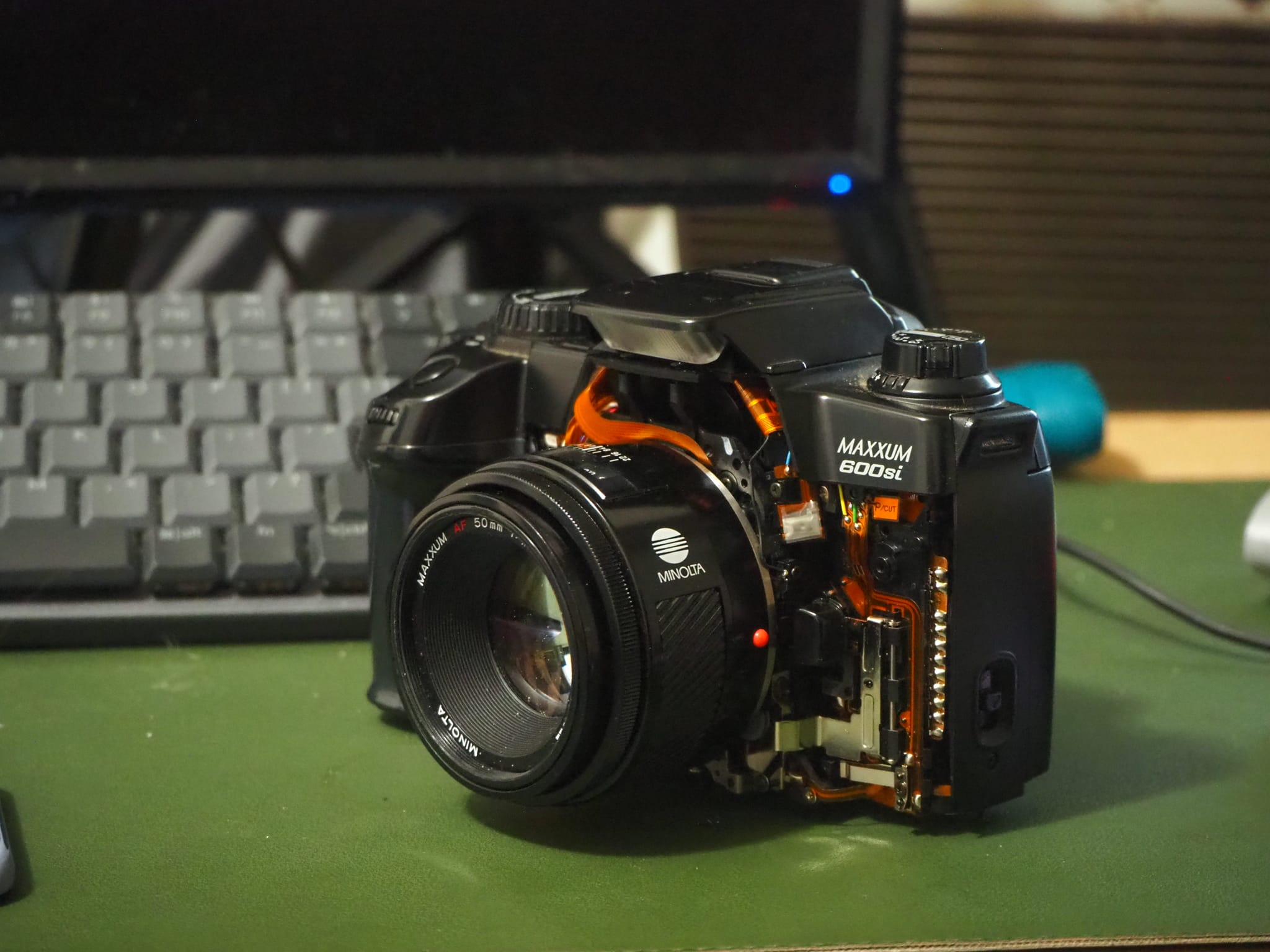 My fleamarket Minolta 5400HS did not have a battery door. So
