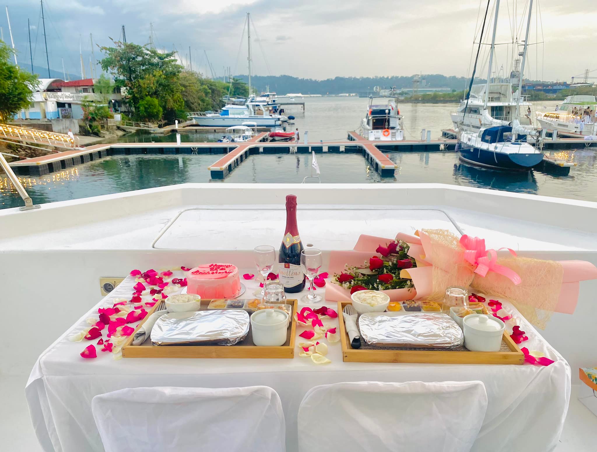 DINNER CRUISE with ROMANTIC... - Unwind Subic Yacht Rental