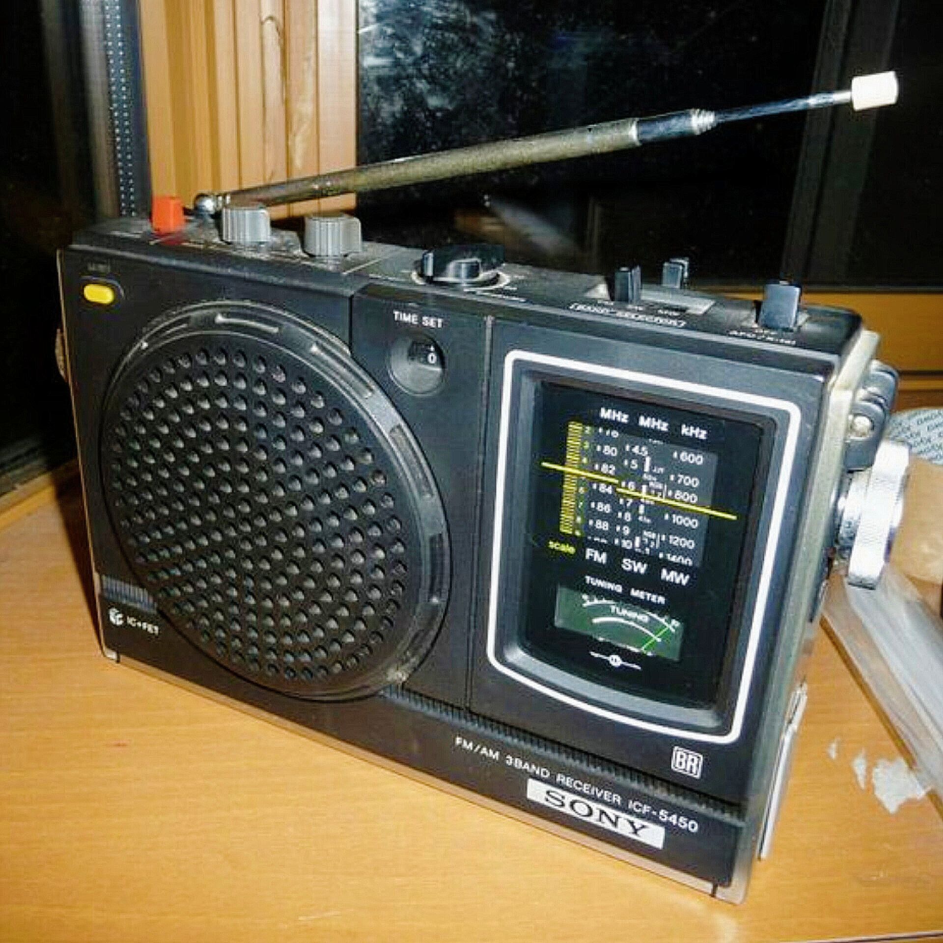 Sony ICF-5450 FM/AM 3-band receiver radio.