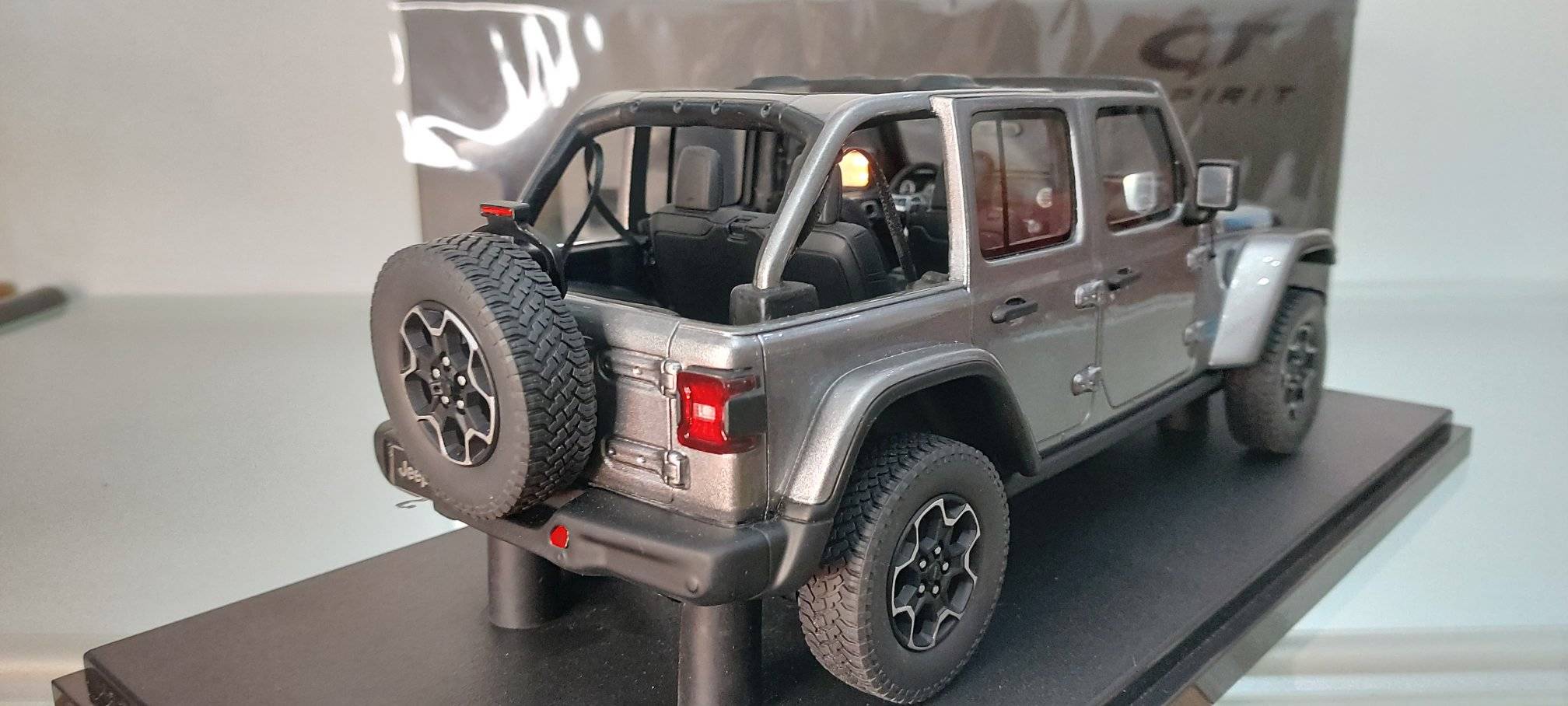 Maquette Jeep Wrangler 4xe 2021 – GT Spirit – Résine – Échelle 1/18 – Argentée – Collection
