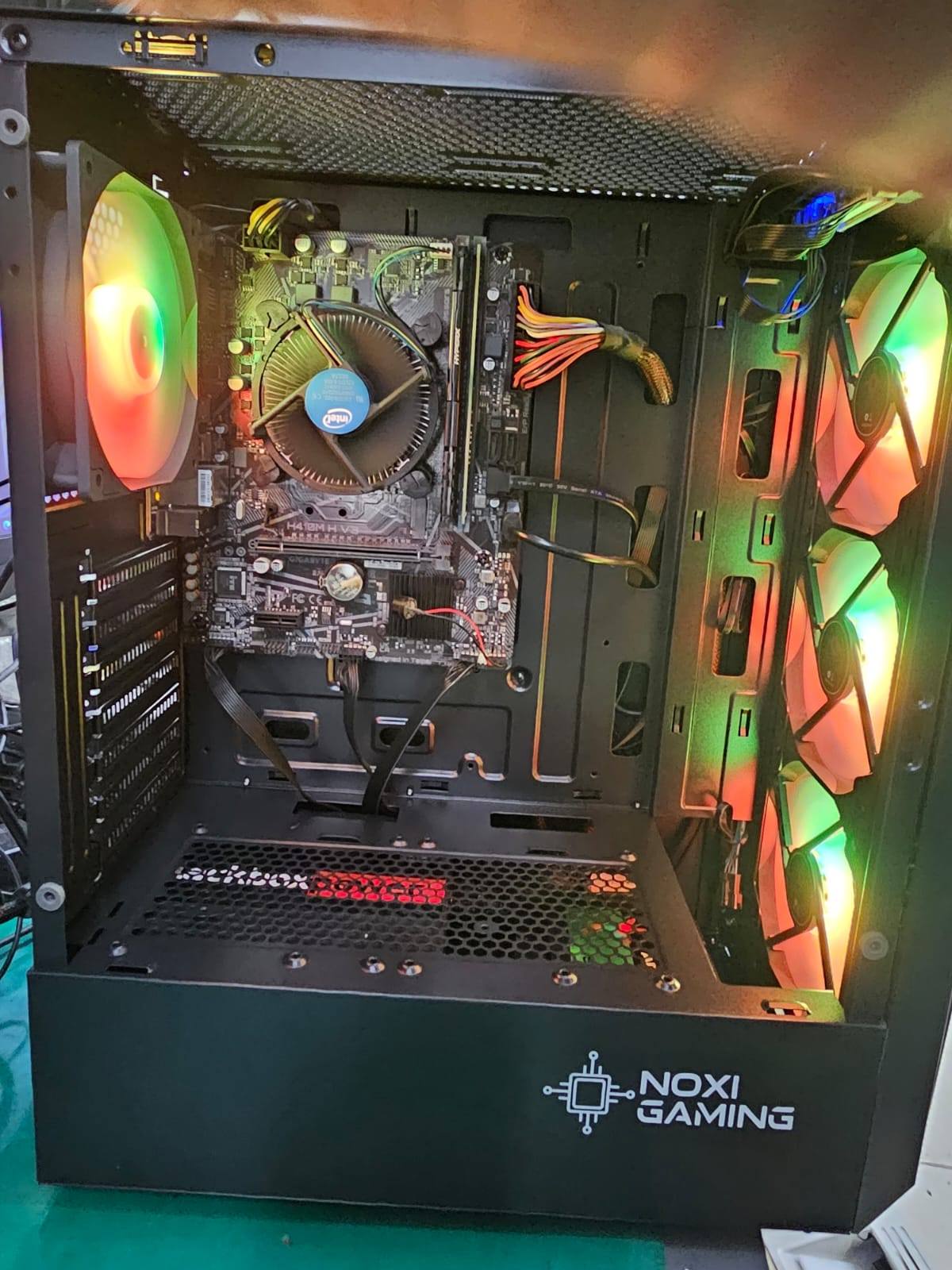 i5 10400 con gráficos integrados, ssd 480gb, 16gb de ram, fuente 