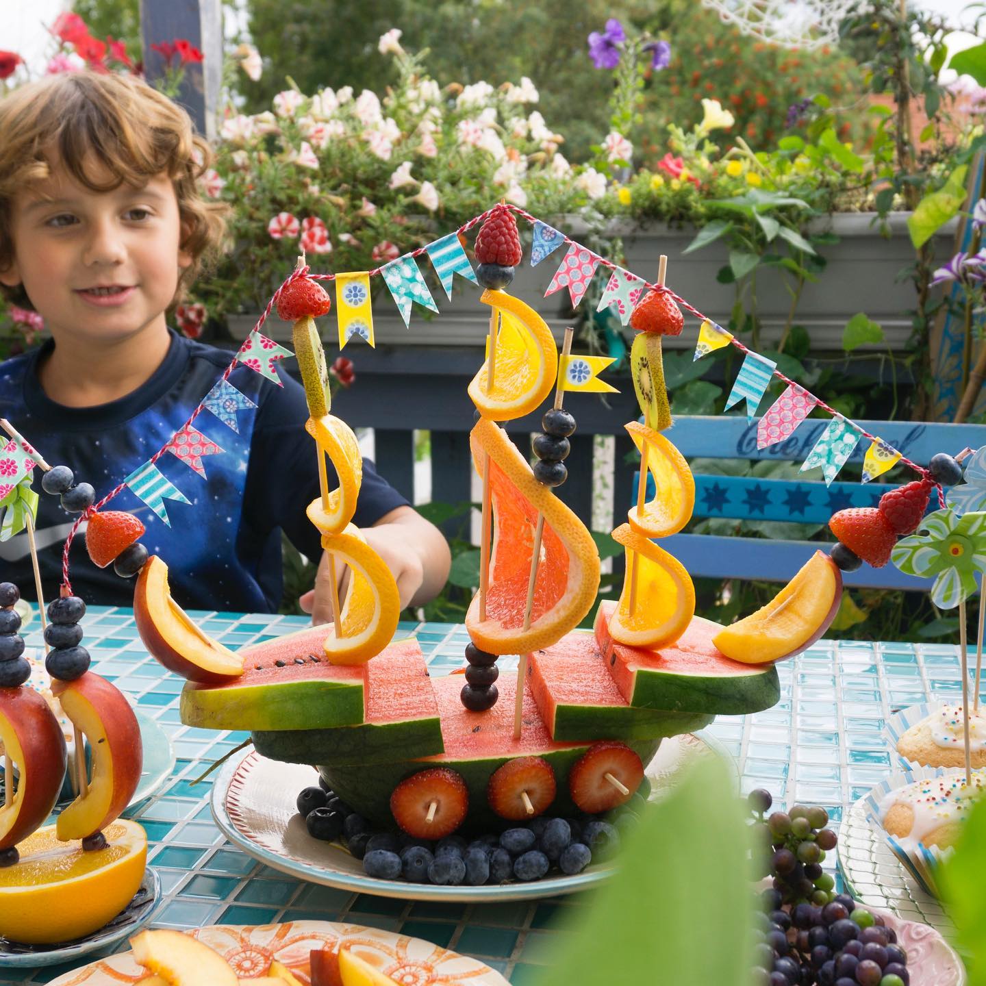 Obstschiff😋 🍉🍓🍊🫐🍍🥭🍒🥝🍇 Hier eine kleine, leckere Sommeridee für euch😊 Ich liebe solche Spielereien🤗 💜💙💚💛🧡❤️💖 Mei, ich hab so viele bunte Fotos in meinem Kreativideenfundus auf meiner Festplatte, ich kö