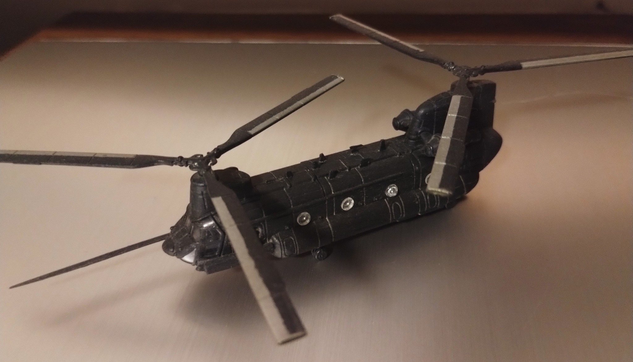 Boeing CH-47G Chinook model in 1/144 scale