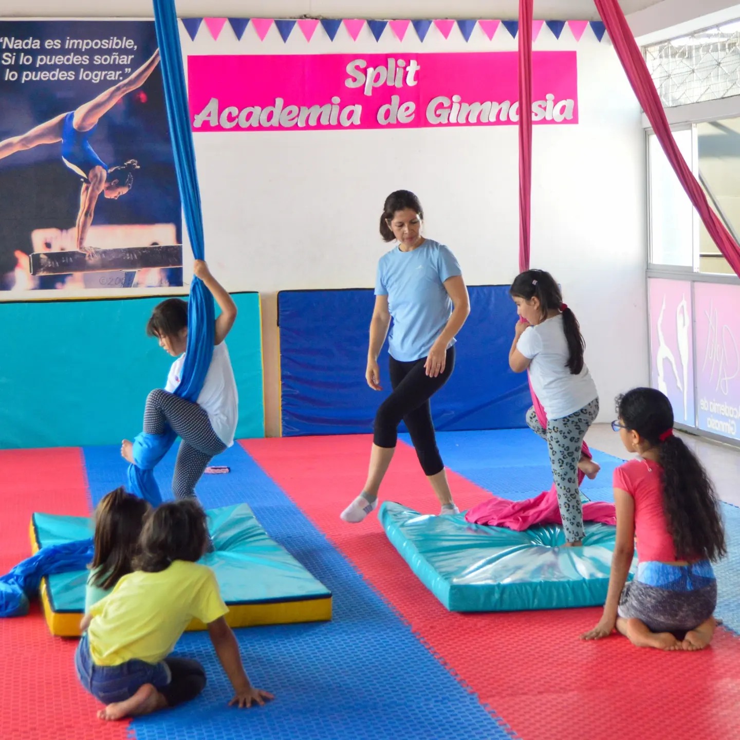 La danza aérea 🪩🛸es un... - Split Academia de Gimnasia