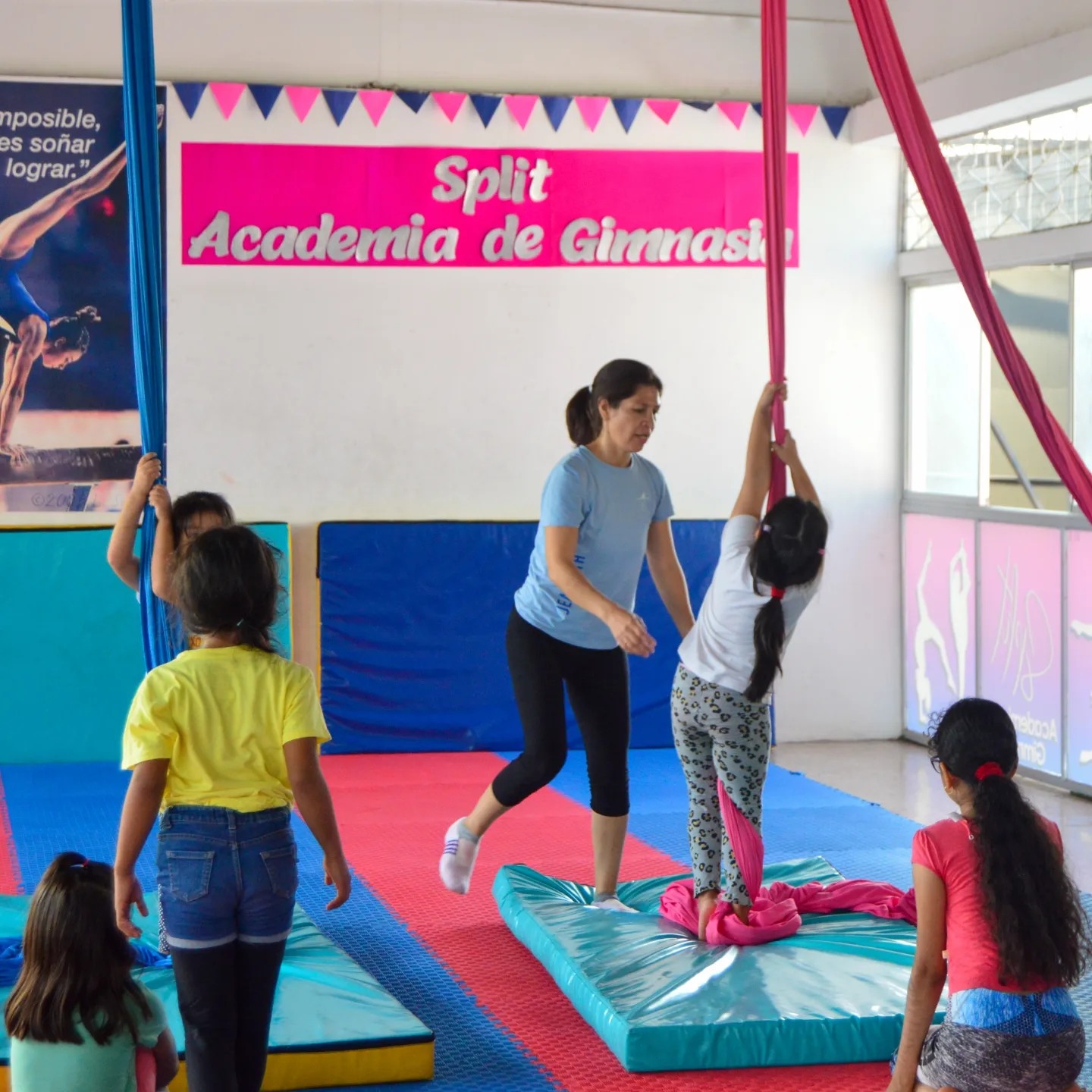 La danza aérea 🪩🛸es un... - Split Academia de Gimnasia