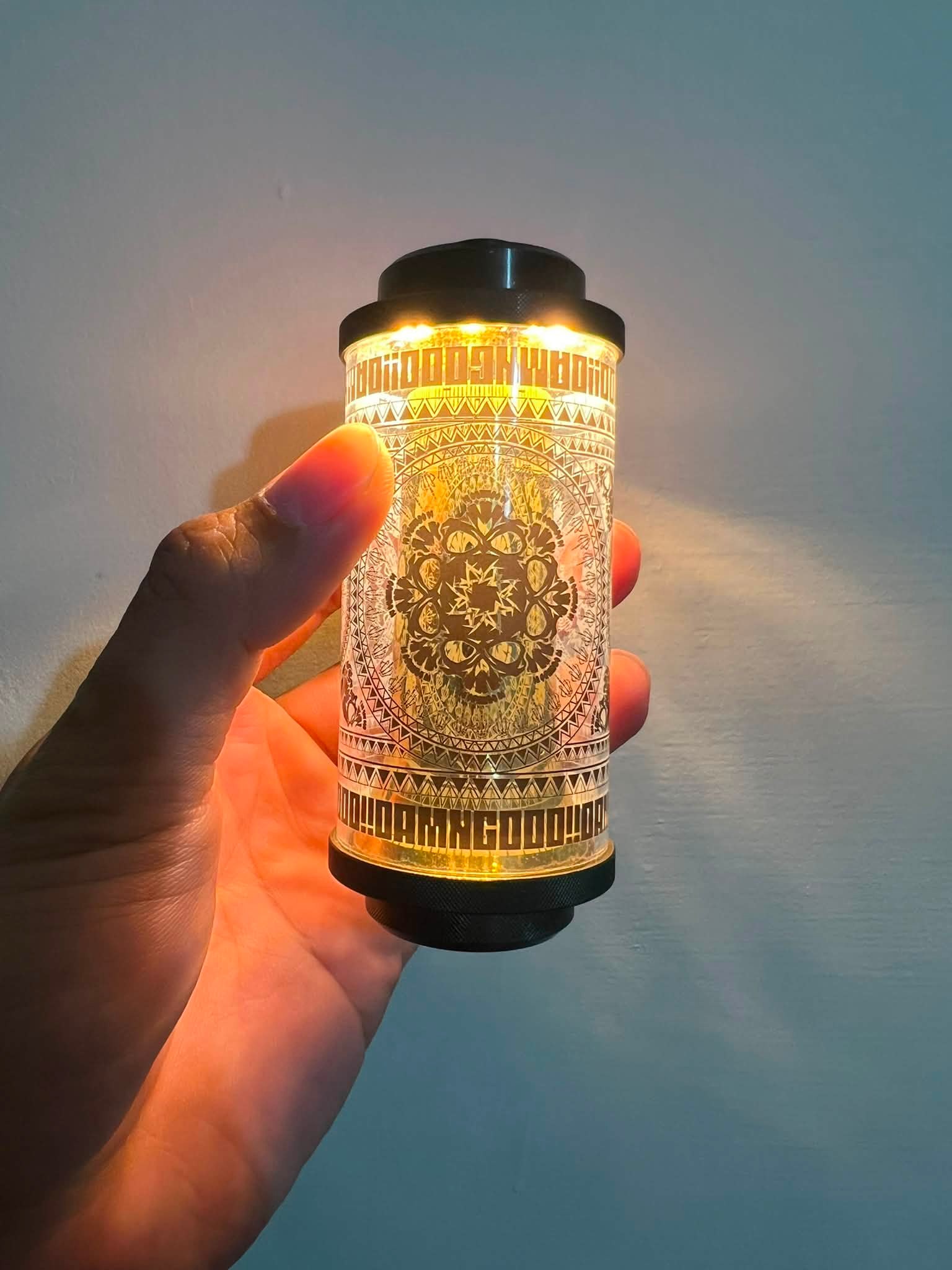 Neru design works 用琥珀玻璃做出的燈罩，直接與The rich黃銅38燈組合