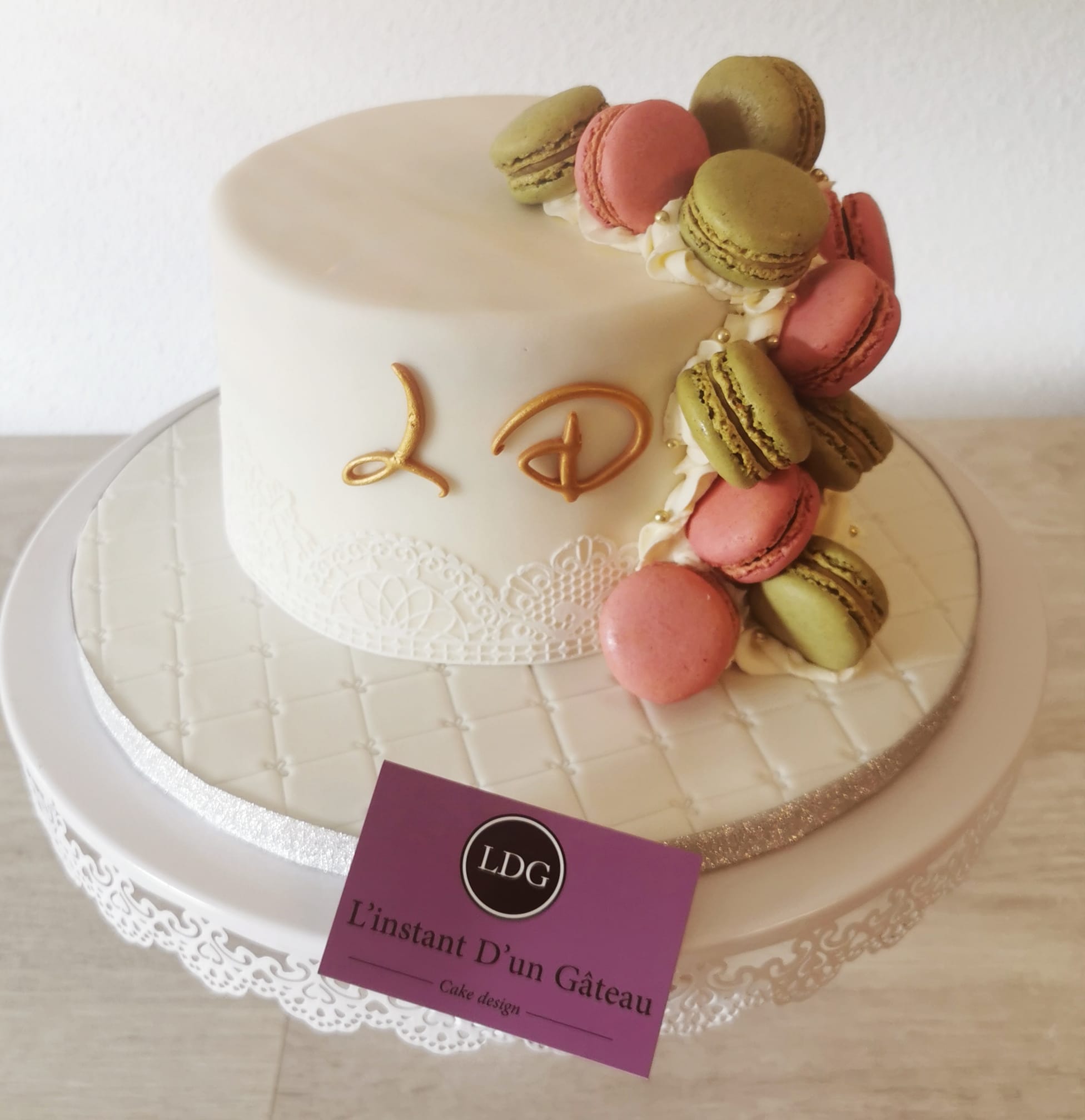 L Instant D Un Gateau Gateau D Anniversaire De Mariage Genoise Vanille Creme Patissiere Et Morceaux De Fraises Dentelle En Sucre Macarons Framboise Et Pistache Facebook