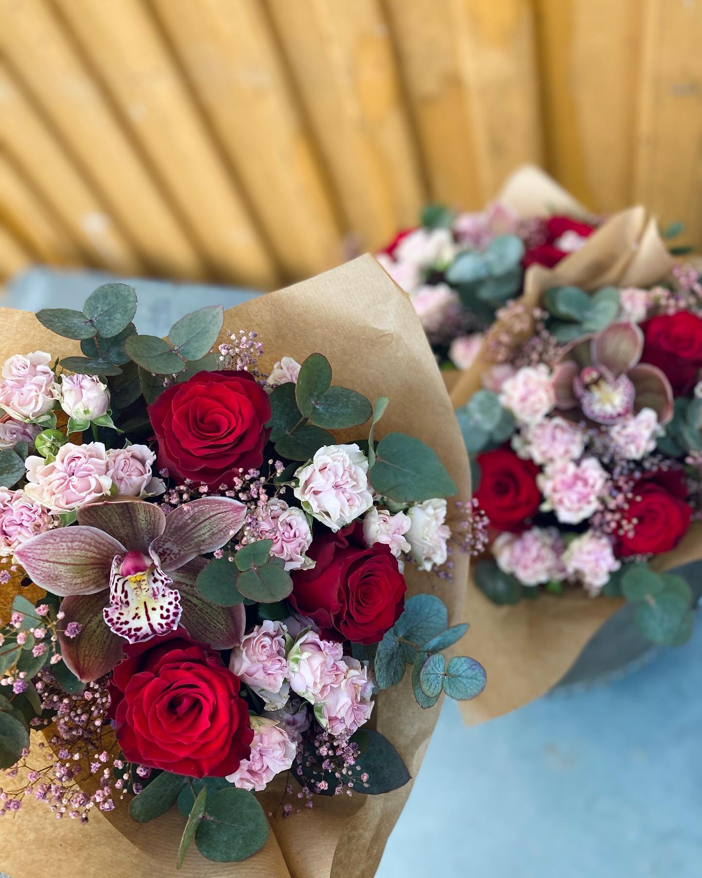 💕En romantisk bukett med røde... - Stavern Blomstermakeri