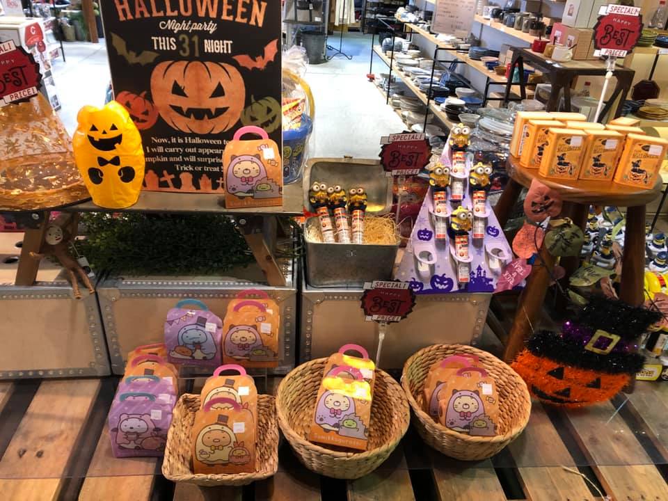 Moe モエ Trick Or Treat 明日はハロウィン ですね お菓子の買い忘れは無いですか Moeでは ハロウィンのお菓子がなんと 50 Offで販売中です 早い者勝ちですよ 欲しい商品はお早めに Facebook