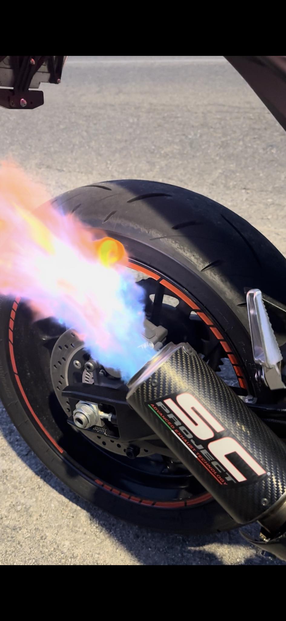 Suzuki GSX-8R bike flames