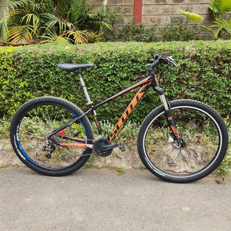 Scott Aspect mountain bike with disc brakes and Shimano components