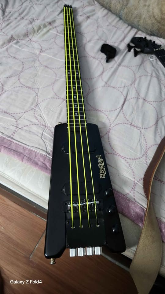 What are the differences between Steinberger Spirit, Hohner B2B